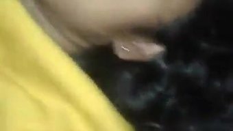 与年轻的印度少女痛苦地做爱