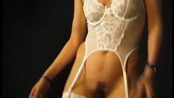 爷爷给继女残酷的肛交...