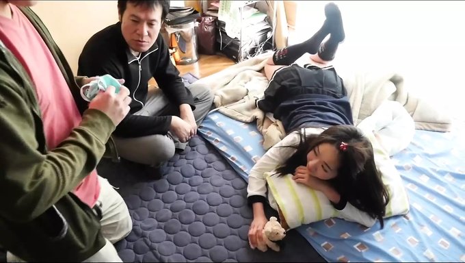 紧身阴道少女通过口交逃离狼(第三部分)