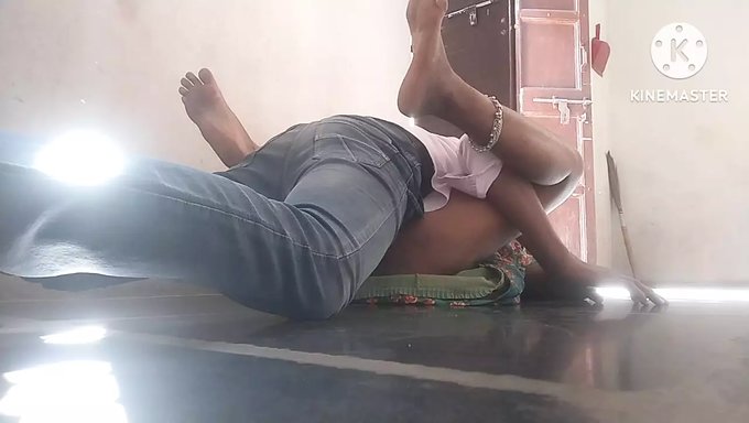 禁忌爱好者在家中沉迷于肛交和接吻