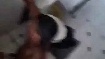 年轻男子在厕所里被抓...