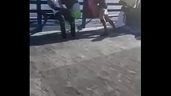 情侣在公共区域的邮轮...