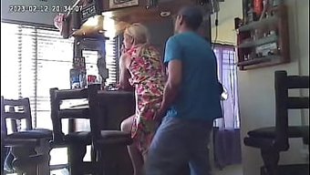 妻子与游泳池维修工的...