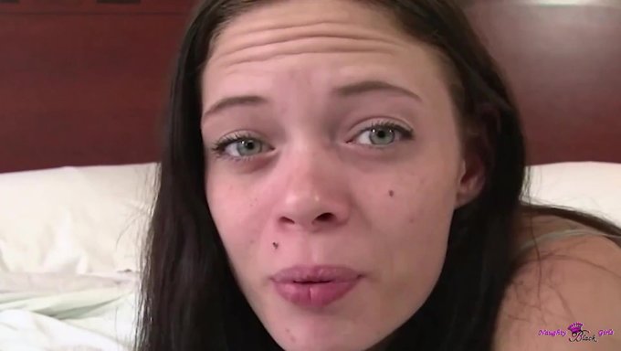 白人棕发女郎通过诱惑黑人来诱惑她的出轨伴侣