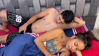 大屁股的印度继妹想被...