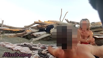 一个大胆的暴露狂在法...