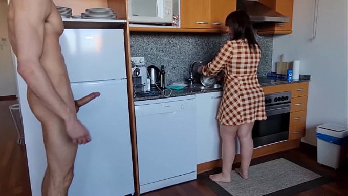 来自马德里的巨乳熟女montse Swinger被狠狠地操翻。