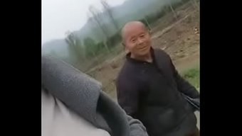 骚妹勾引老头,疯狂做...