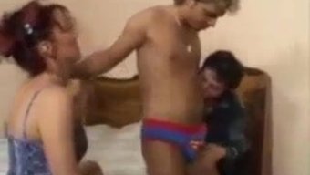 帮助一个流浪男孩通过...