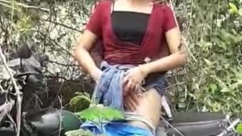 快速地用手指操她紧绷的阴道