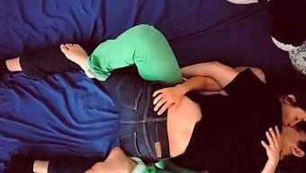 与年轻的18+情侣激...