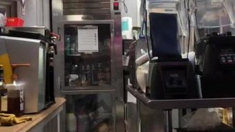 穿着内衣的棕发调酒师...