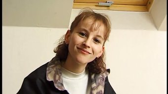 女孩用假阳具和手指自慰赚钱