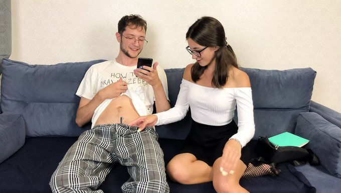 继兄自制视频,帮助继妹完成作业,最终达到令人满意的高潮