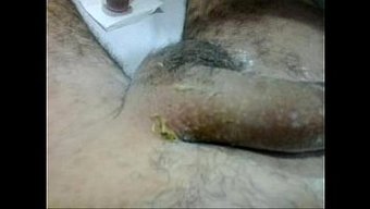 看一个男人在这个热辣...
