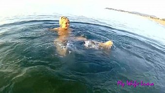 业余情侣在海滩上享受...