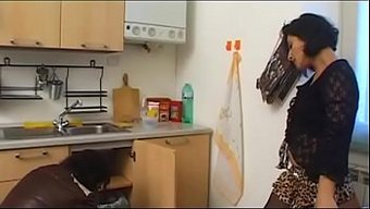 穿着丝袜的淫荡家庭主...