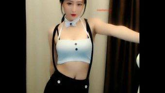 漂亮的日本女主人在硬...