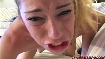 淫荡的妻子被她的第一...