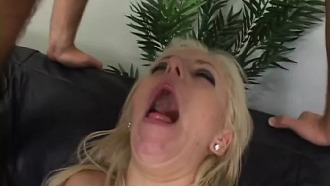 年轻女孩在热门视频中被操脸和舔阴部