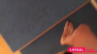 大屁股和内裤的业余女...
