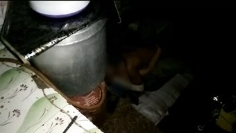 业余18岁女孩在铁杆...