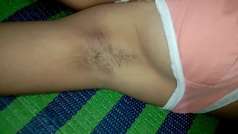 裸体女友接受感性的按...