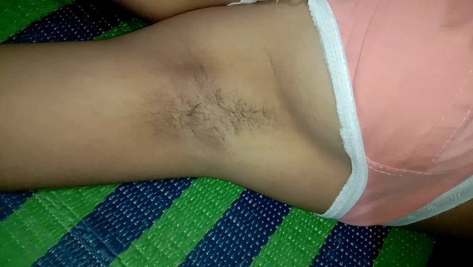 裸体女友接受感性的按摩并自慰