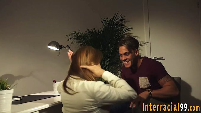 性欲旺盛的熟女roberta Gemma被她的大奶子和阴道操了