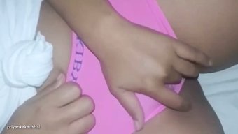 印度女孩在自制视频中...
