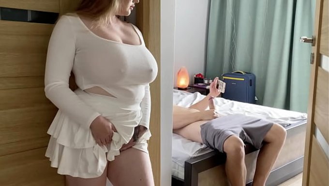 变态小哥在继妹床上撸自己大屌