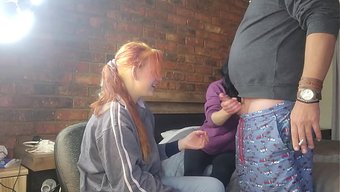 两个胆小妹手淫时一起...
