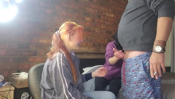 两个胆小妹手淫时一起分享我那根大屌
