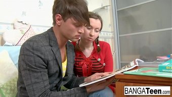 可爱的小黑发妹子正用...