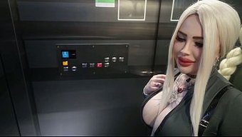 电梯里的陌生人想狠狠地干我
