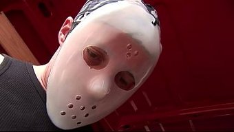 看我独自搭车后带上两个蒙面陌生人
