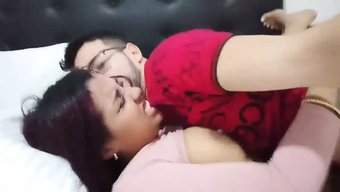 纹身和天然乳房的业余...