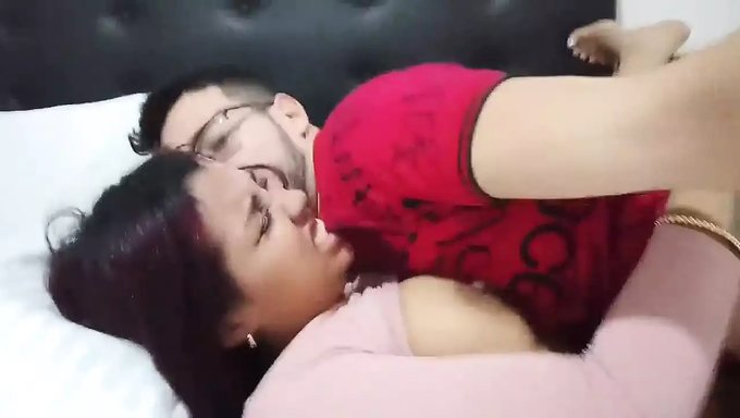 纹身和天然乳房的业余少女在高清视频中享受大鸡巴