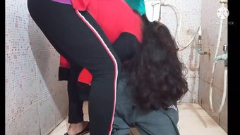 印度女孩在浴室里被她...