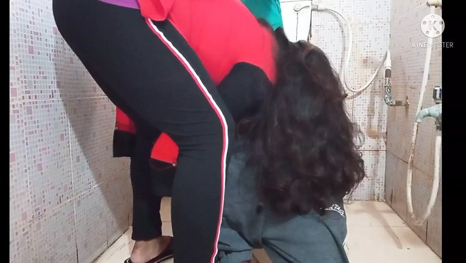 印度女孩在浴室里被她的兄弟抓住并操