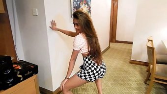 年轻的亚洲少女在po...