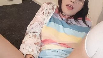 年轻娇小的拉丁美女用...