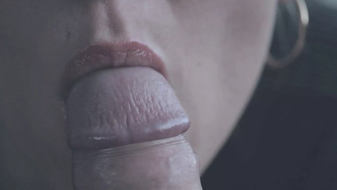 少女(18+)女友给了一个感性的特写口交