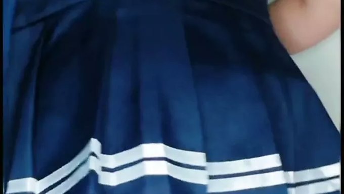 大学女孩在学校浴室里脱光衣服,享受热辣的独奏会话