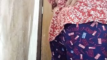 热辣的印度女人在浴室里自慰