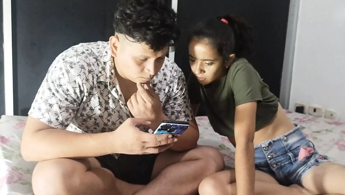 大鸡巴勾引继妹并干她,直到他在她体内射精