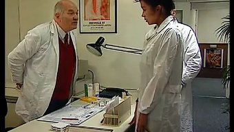 看一个拥有大自然乳房...