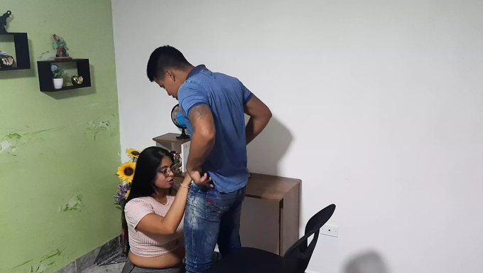 拉丁裔少女在面试期间接受口交的自制视频