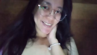 亚洲女孩在摄像机前自...