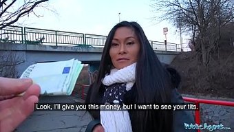 泰国美女在公共厕所里...